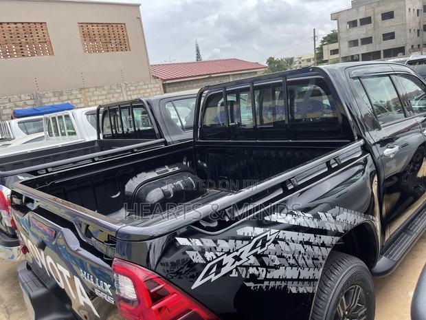 New Toyota Hilux 2022 Black photo 8