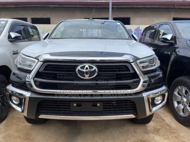 New Toyota Hilux 2022 Black