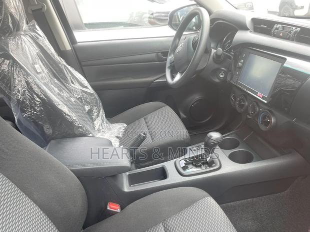 New Toyota Hilux 2022 Black photo 9