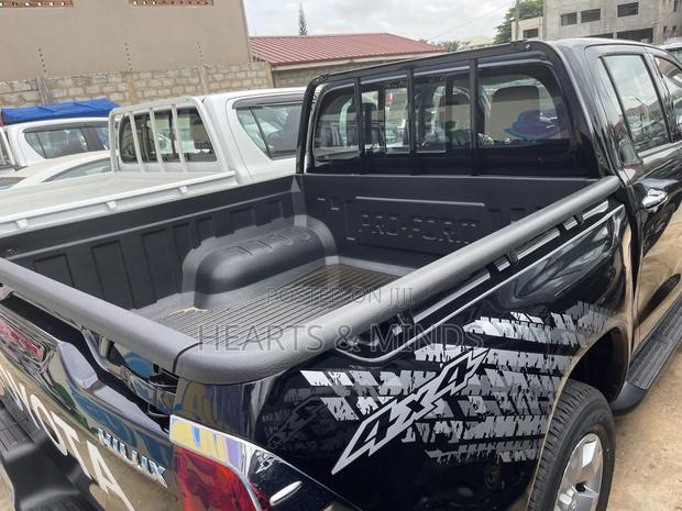 New Toyota Hilux 2022 Black photo 4