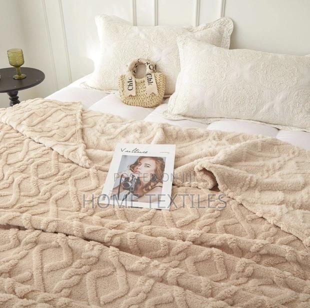 Off White Beautifully Designed Blanket · Photo 2