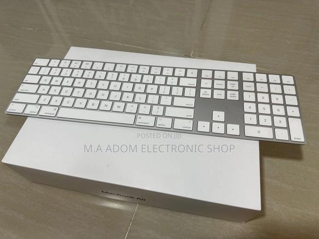 Magic Keyboard With Touch ID · Photo 2