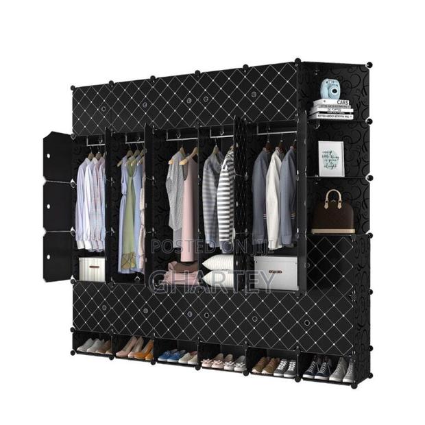 30 CUBES Foldable Wardrobe With Shelfs · Photo 1