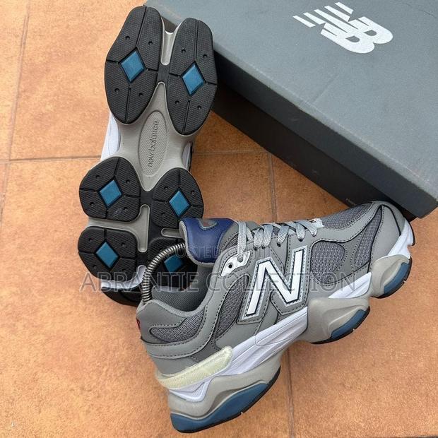 New Balance 9060 Grey · Photo 3