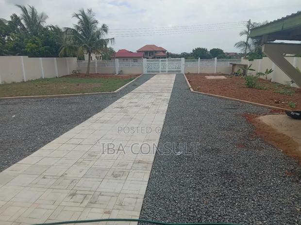 5bdrm House in Amrahia, Adenta for sale