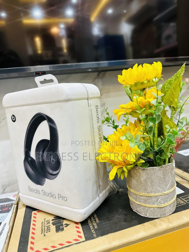 High Performance Bose Studio Pro Headset · Photo 2