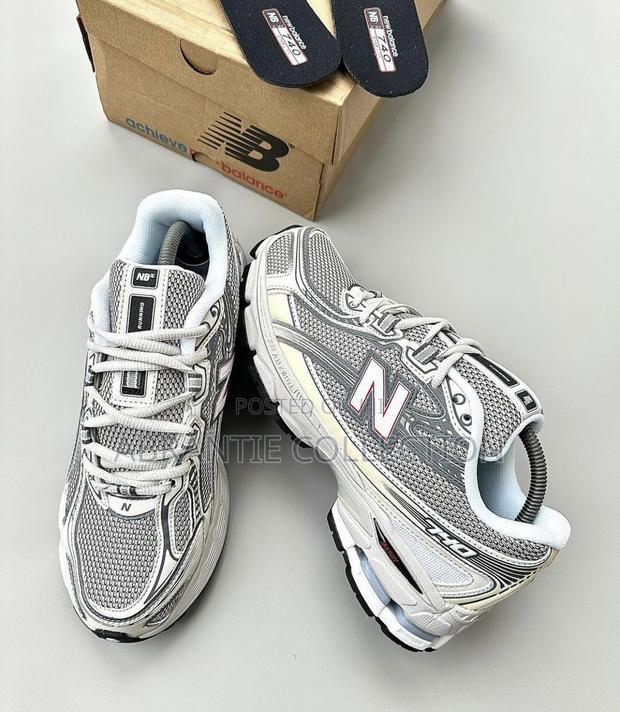 New Balance 740 Grey Sneaker · Photo 3