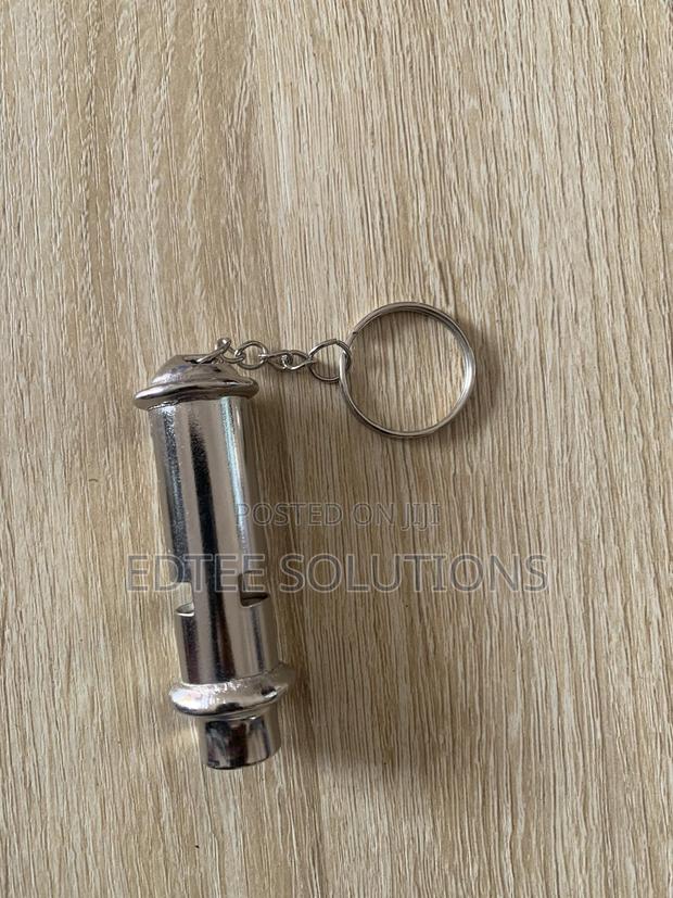 High Quality Loud Whistle With Lanyard Metal · Photo 4