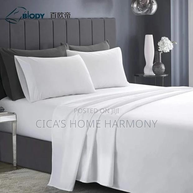 2 Super King Size Bedsheets (Hotel)4 Pillow Cases · Photo 1