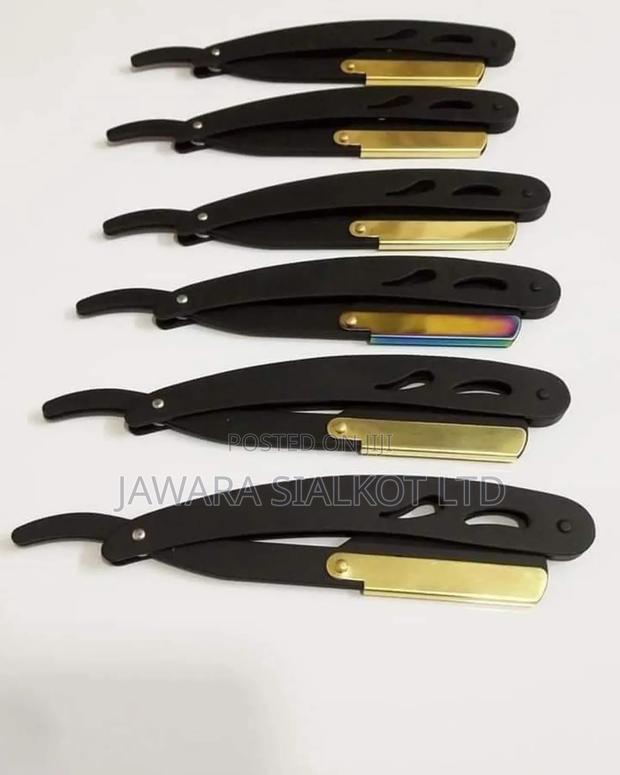 Barber Shaving Razor With Golden Head · Photo 2