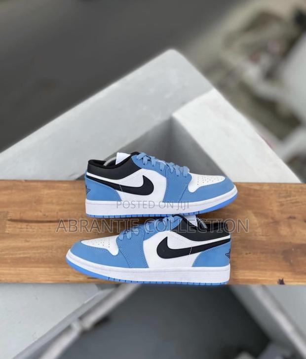 Air Jordan Retro 1 Low University Blue · Photo 3
