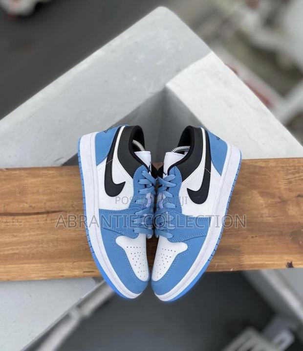 Air Jordan Retro 1 Low University Blue · Photo 4