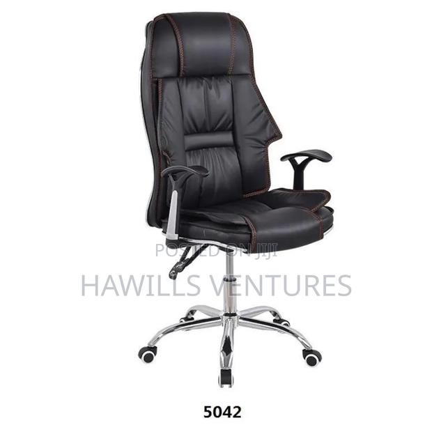 Pu Leather Swivel Chair. · Photo 1