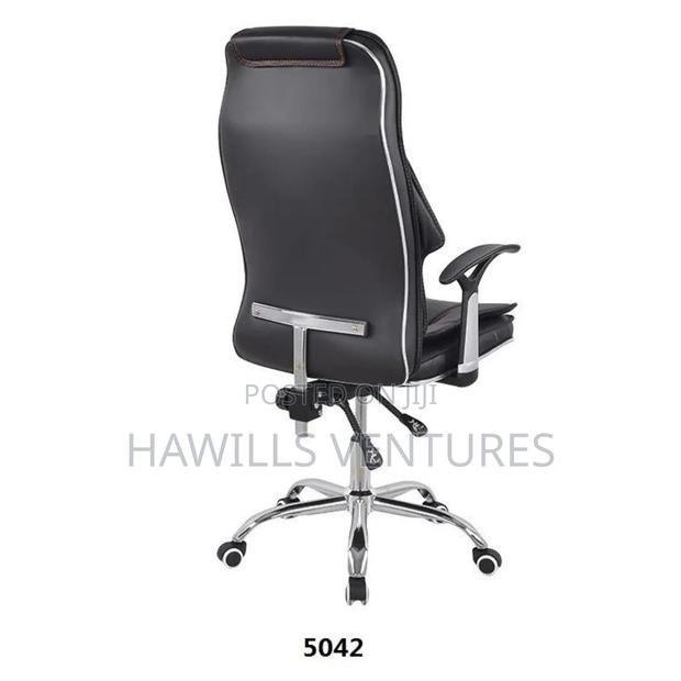 Pu Leather Swivel Chair. · Photo 2