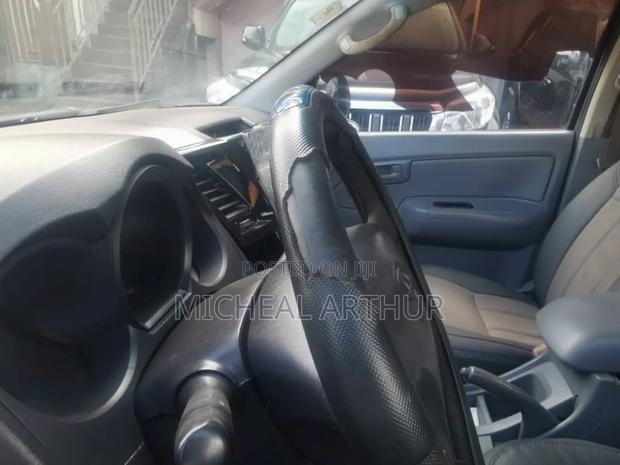 Toyota Hilux 2011 Black photo 2