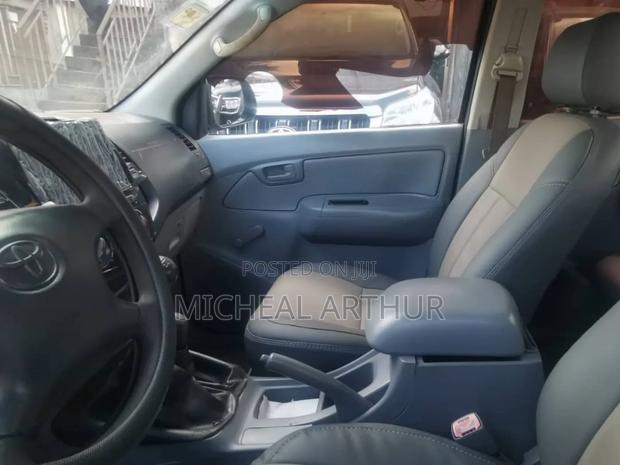 Toyota Hilux 2011 Black photo 3
