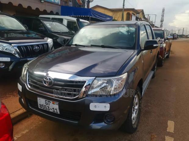 Toyota Hilux 2011 Black photo 4