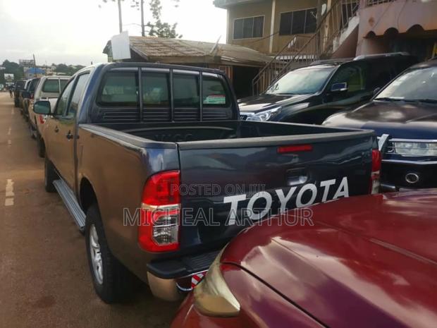 Toyota Hilux 2011 Black photo 5