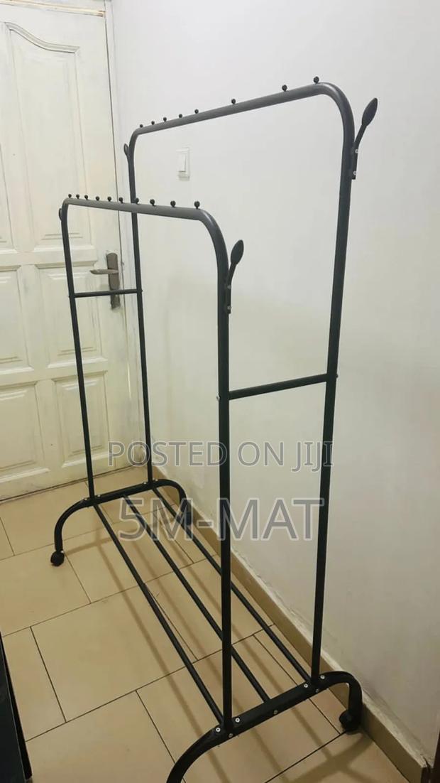 Multifunctional Metal Garment Rack With Shelf · Photo 3