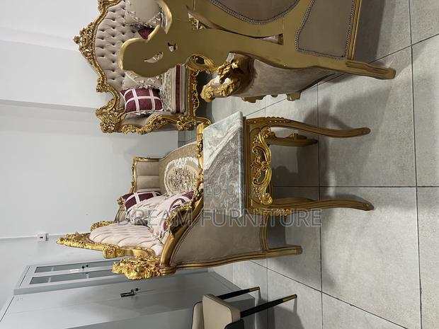 Durable Antique Sofa · Photo 3
