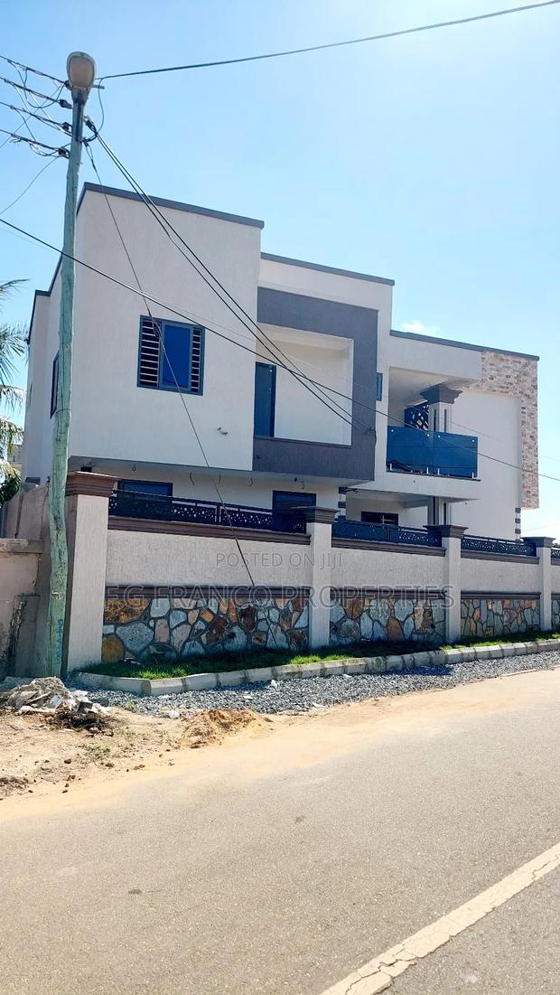 4bdrm House in Kg. Franco, Spintex for sale · Photo 2
