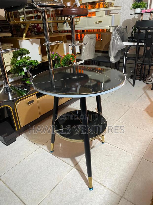 Round Dining Table · Photo 1