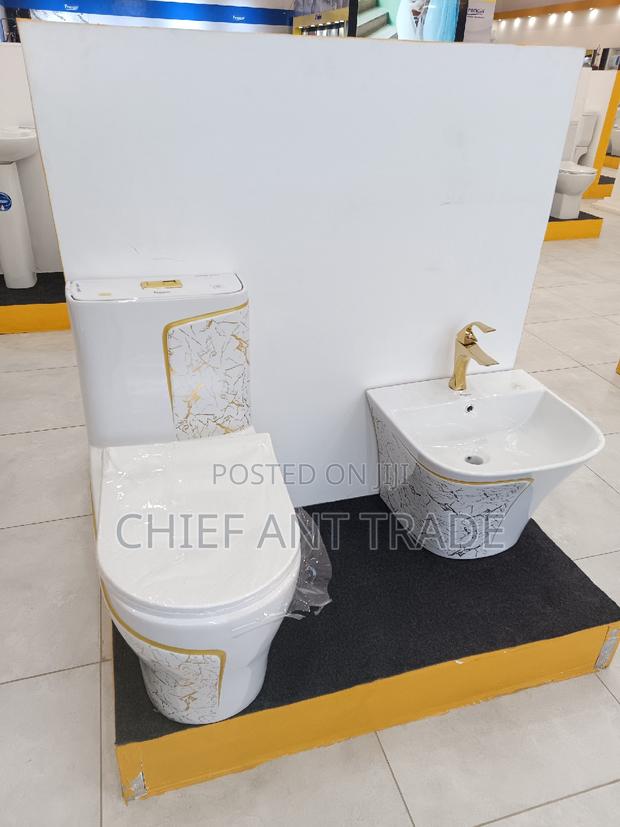 Wc. Toilet Seat and Basin. Set · Photo 2