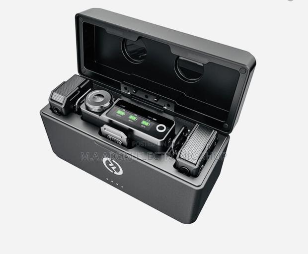 Hollyland LARK MAX Duo 2-Person Wireless Microphone System · Photo 2