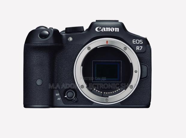 Canon EOS R7 Mirrorless Camera · Photo 2