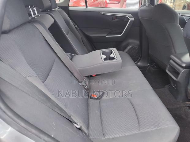 Toyota RAV4 LE AWD 2019 Silver