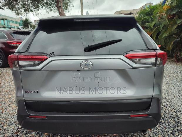 Toyota RAV4 LE AWD 2019 Silver