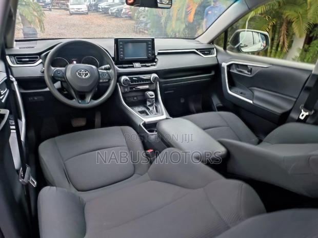 Toyota RAV4 LE AWD 2019 Silver
