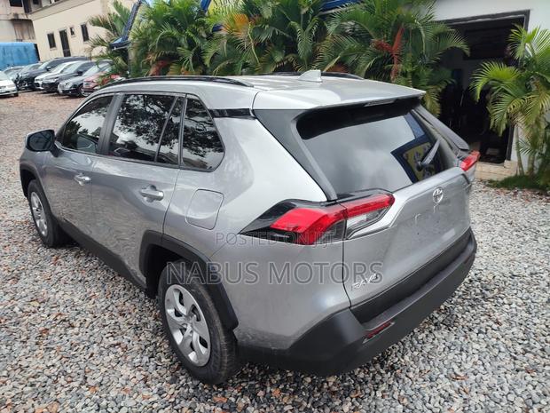 Toyota RAV4 LE AWD 2019 Silver
