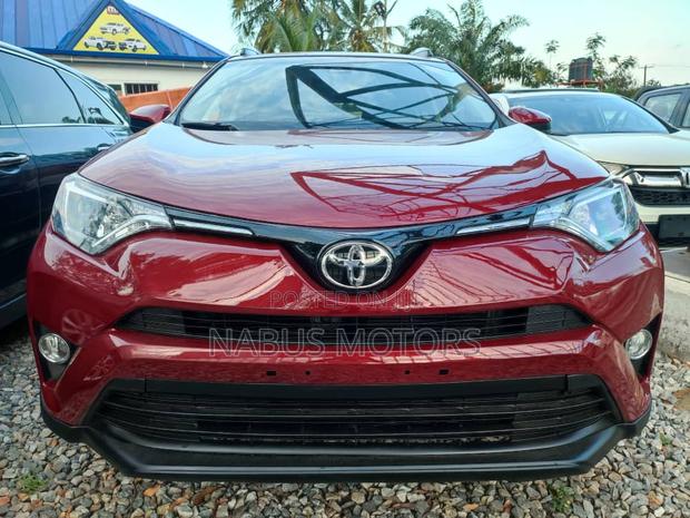 Toyota RAV4 LE 4dr SUV AWD (2.5L 4cyl 6A) 2018 Red