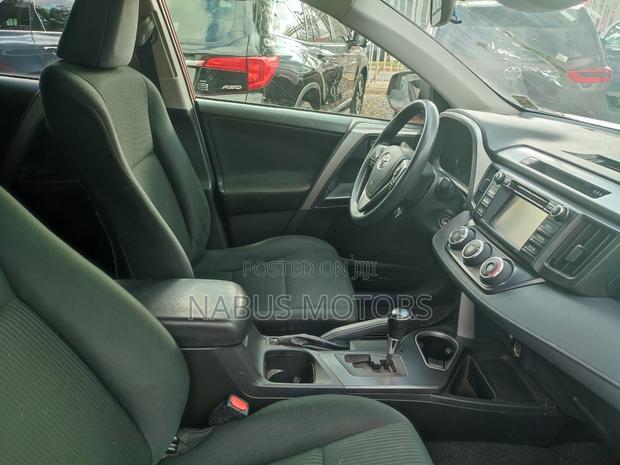 Toyota RAV4 LE 4dr SUV AWD (2.5L 4cyl 6A) 2018 Red