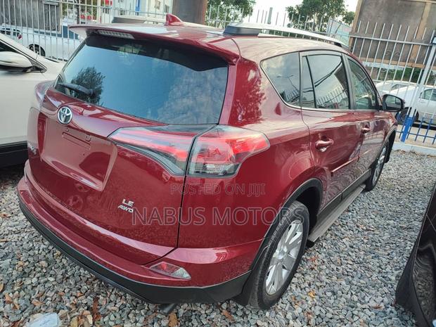 Toyota RAV4 LE 4dr SUV AWD (2.5L 4cyl 6A) 2018 Red