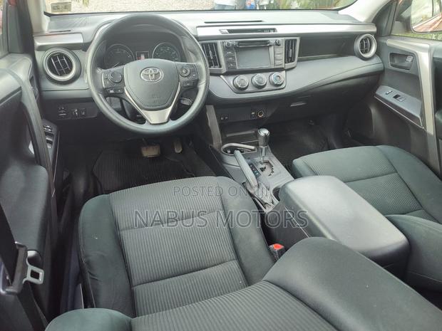 Toyota RAV4 LE 4dr SUV AWD (2.5L 4cyl 6A) 2018 Red