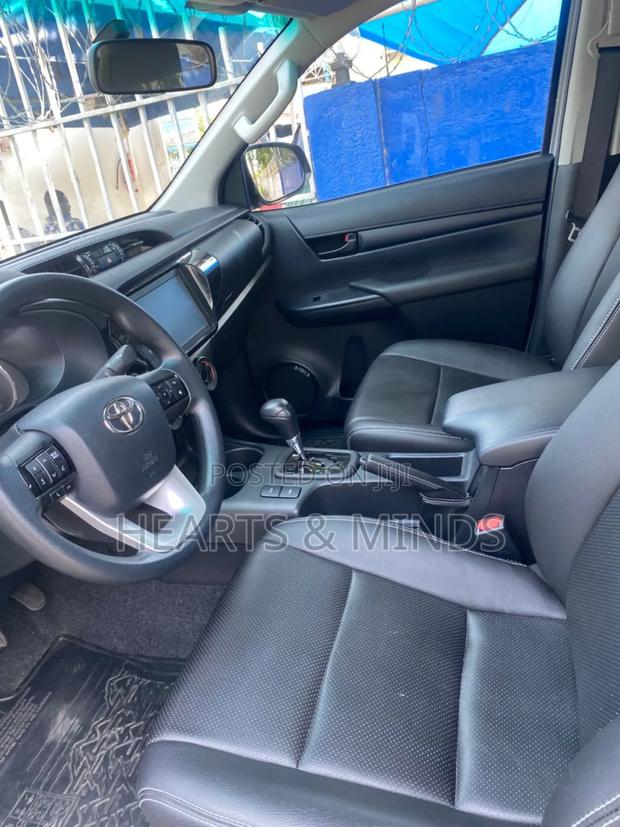 Toyota Hilux 2022 Gray photo 4