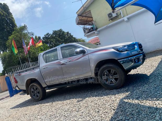 Toyota Hilux 2022 Gray photo 5