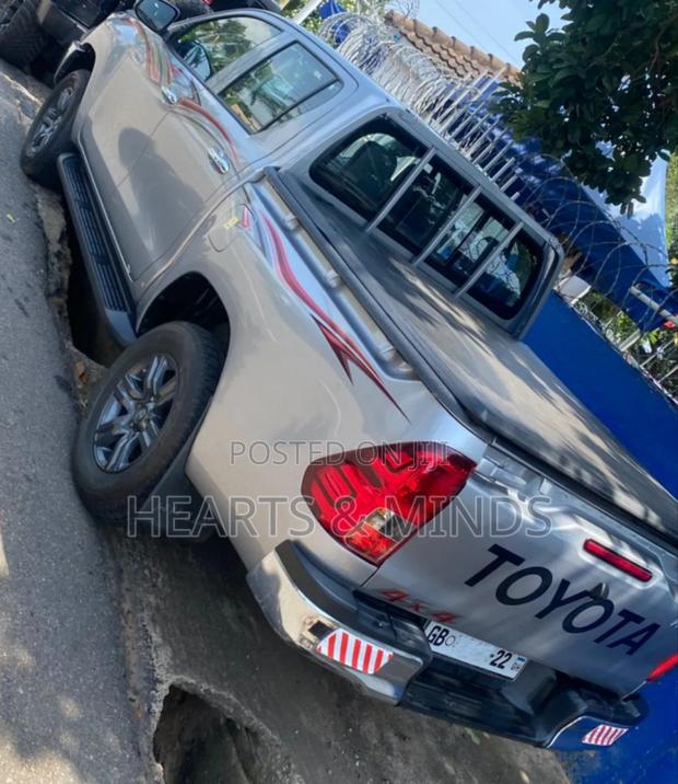 Toyota Hilux 2022 Gray