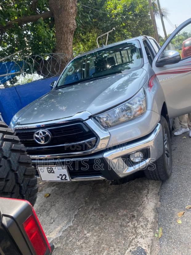 Toyota Hilux 2022 Gray photo 2