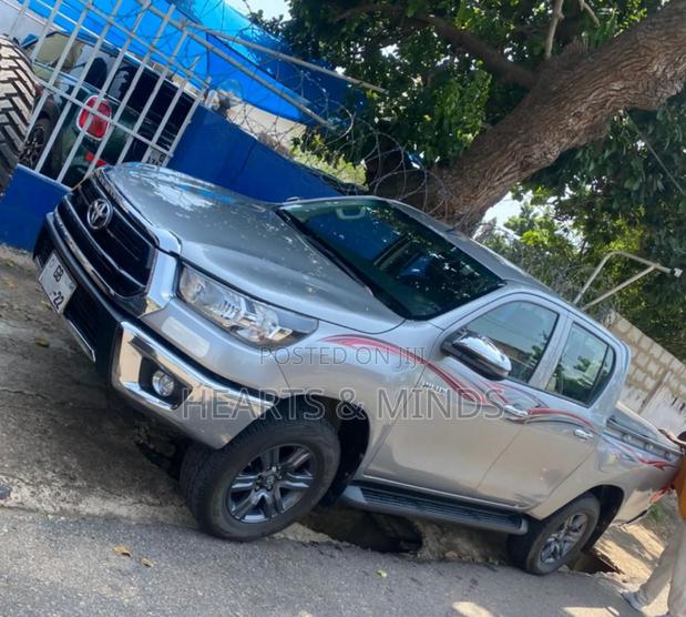 Toyota Hilux 2022 Gray photo 3