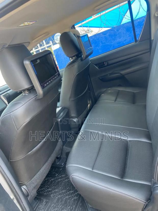 Toyota Hilux 2022 Gray photo 6
