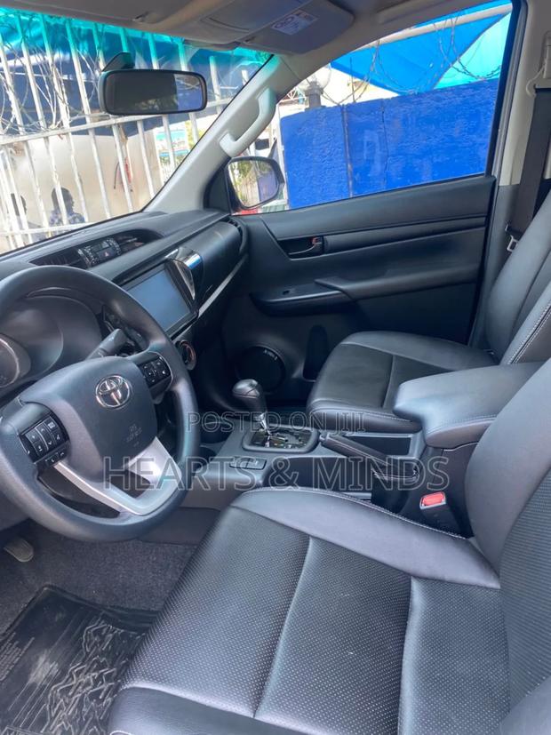 Toyota Hilux 2022 Gray photo 7