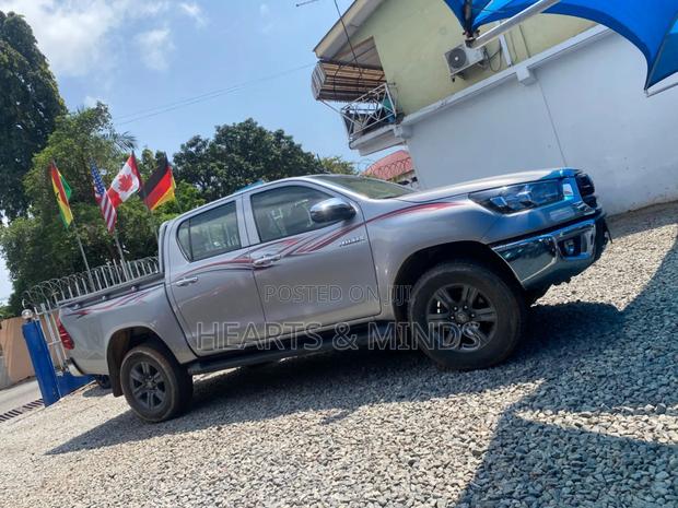 Toyota Hilux 2022 Gray photo 8