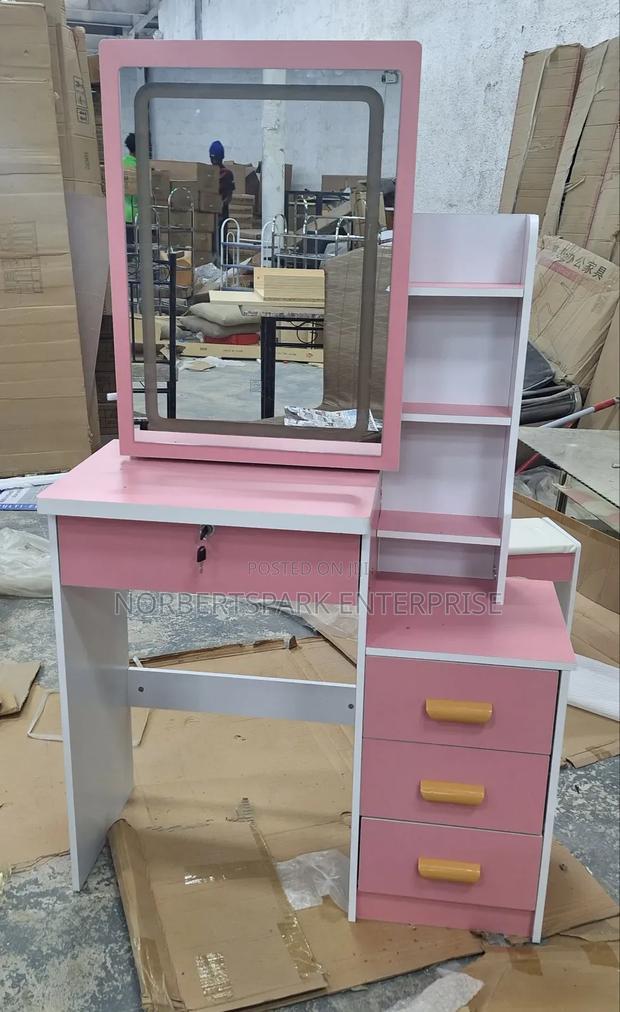 Dresser With Mirror (Ds918) · Photo 1
