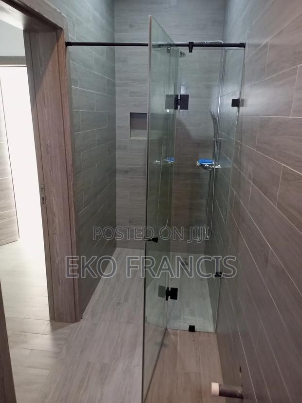 Shower Partition Door · Photo 4