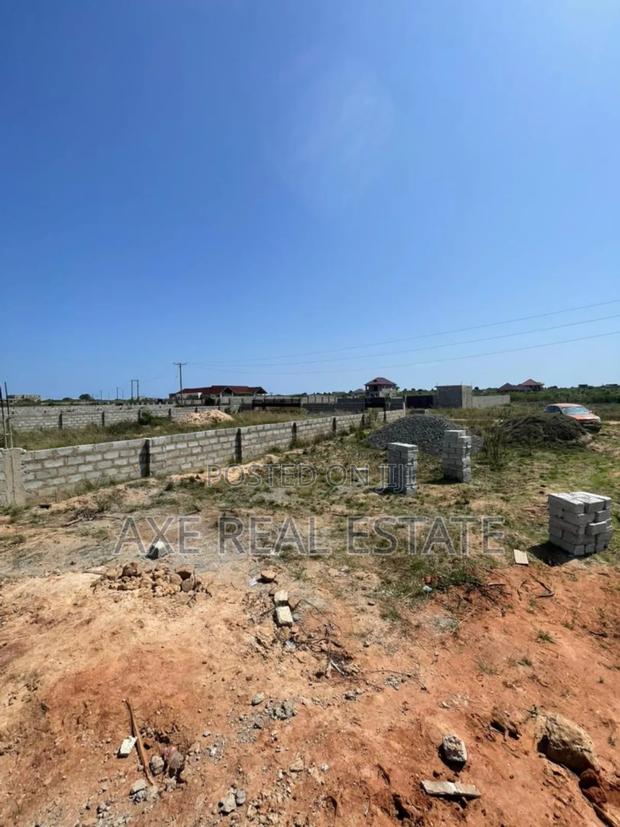 Rush for Genuine Lands at Tema Community 25 · Photo 4
