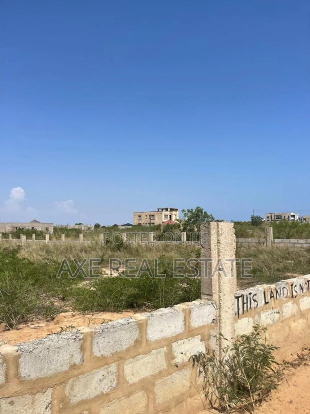Plots PLUS Free Documents at Tema Community 25 Devtraco. · Photo 3
