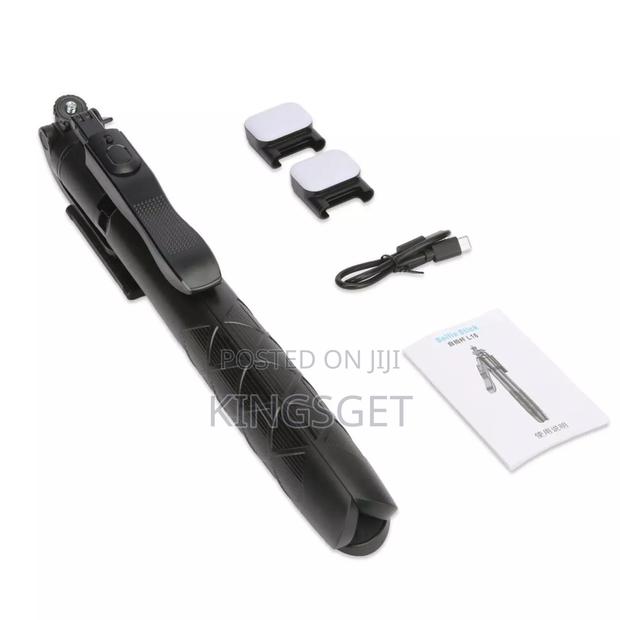 L16 Selfie Stick Tripod Stand With Lights · Photo 4
